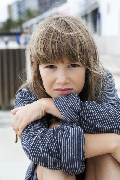 Unglückliches kleines Mädchen trägt gestreiftes T-Shirt ihres Vaters — Stockfoto