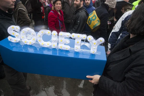 Protesters congregate on Trafalgar Square, to celebrate death of Margaret Thatcher. Man hold coffin with letter "society" — Stock Photo, Image