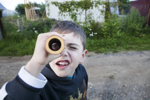 Joven niño está haciendo la cara y el gesto con las manos — Foto de Stock