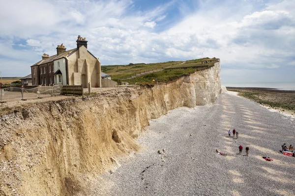 A sziklák és a világítótorony a Beachy Head-Anglia déli partján. — Stock Fotó