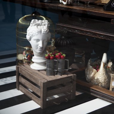 Heykel ve kafes kuş, sepet ve sahte çileklere th için