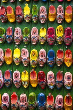 : Amsterdam'da yerel bir sokak pazarında hediyelik eşya olarak satılık Tiny Hollandalı takunyalar