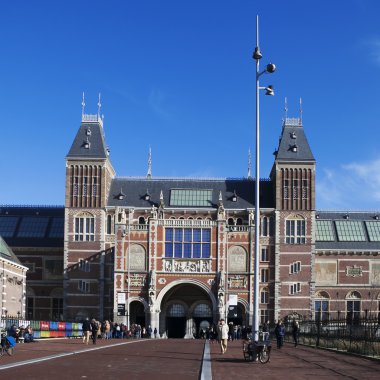 Amsterdam sokak görünümünde. Amsterdam Hollanda ve popüler bir turistik hedef başkentidir.