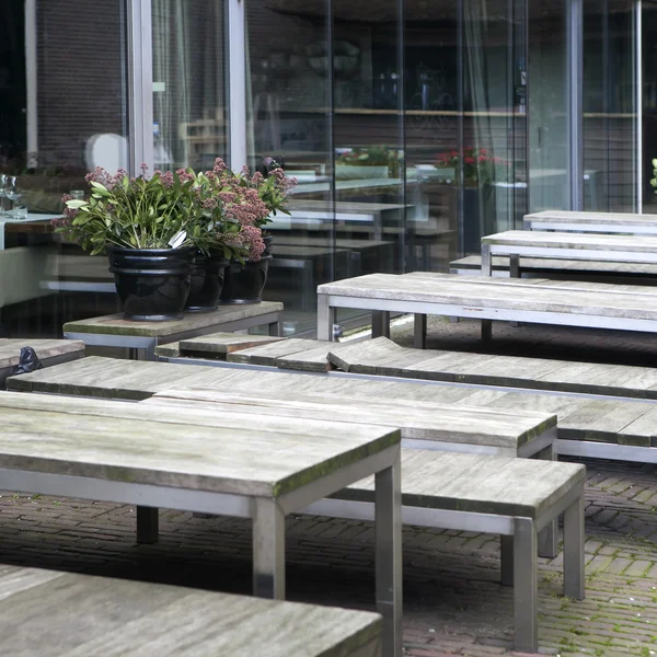 Tavoli da caffè all'aria aperta. Tavolo e panca in legno — Foto Stock