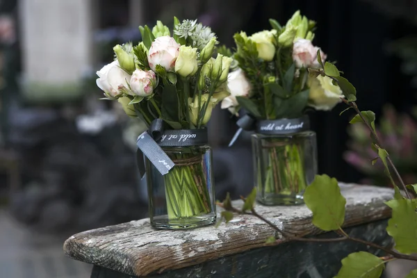 Букет белой и розовой розы в вазе из стекла . — стоковое фото
