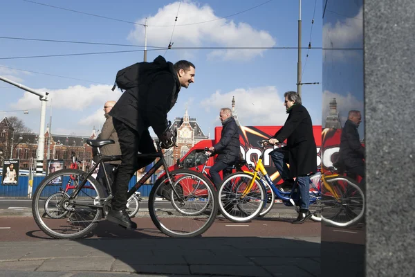 Straatmening in Amsterdam. Amsterdam is de hoofdstad van Nederland en een populaire toeristische bestemming. — Stockfoto