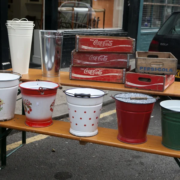 Kisten mit Coca Cola und Pepsi Cola auf einem Flohmarkt an der Straße von Kolumbien. — Stockfoto