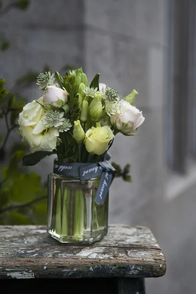 Bouquet di rosa bianca e rosa in vaso di vetro . — Foto Stock