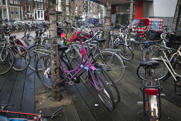 Straatmening in Amsterdam. Amsterdam is de hoofdstad van Nederland en een populaire toeristische bestemming. — Stockfoto