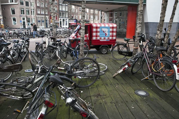 Fiets parkeren in Amsterdam een grote in de buurt van het centraal station. — Stockfoto