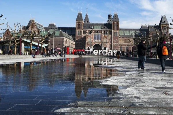 Het Rijksmuseum met woorden 'I Amsterdam'. Het is een nb Nederland — Stockfoto