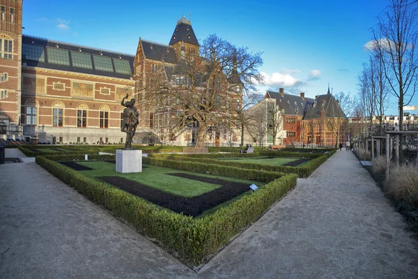 Een heleboel toeristen tegenover het Rijksmuseum (nationale staat mu — Stockfoto