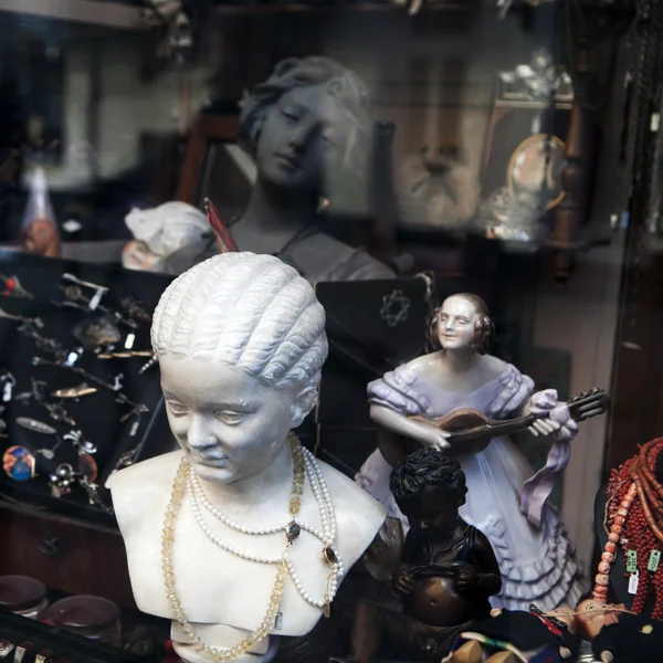 Esculturas e jóias no mercado de pulgas — Fotografia de Stock