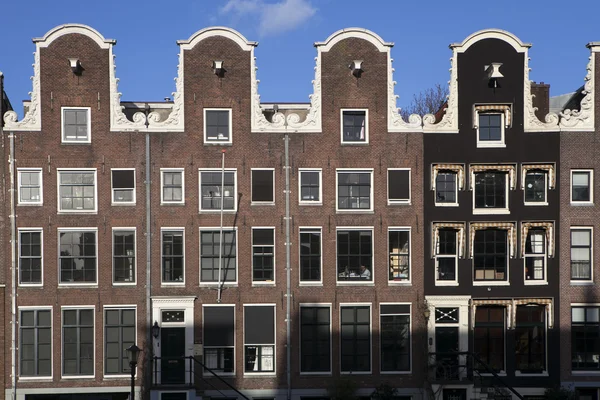 Amsterdam, Nederland - augustus 18. 2015 - hellende huizen in — Stockfoto