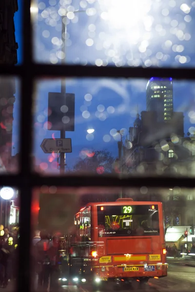 Night traffic on the streets of London on October 02, 2014 in London, UK. London is one of the world's leading tourism destinations. Selective focus — Stock Photo, Image