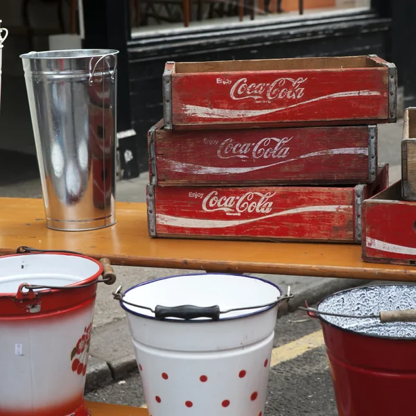Коробки Coca Cola и Pepsi Cola на блошином рынке в Колумбии . — стоковое фото