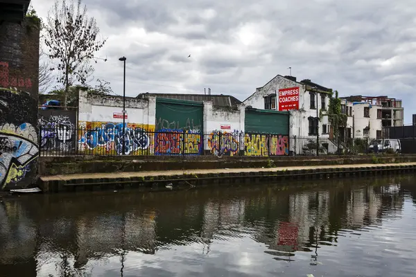 Die verlassenen, mit Graffiti bemalten Gebäude entlang des Regent Canal in der Nähe der Breitstraße. Stadtgebiet. — Stockfoto
