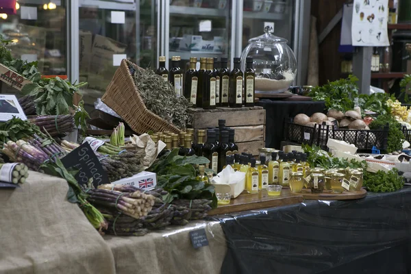 Vista di shopboard con bottiglie puring olio vergine di oliva — Foto Stock