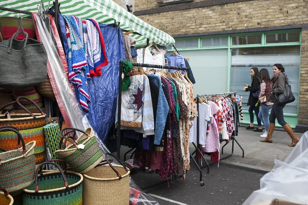Londra, İngiltere, İngiltere - 4 Mayıs 2015: Brick Lane, geleneksel bit pazarı. Brick Lane bit pazarı faaliyet her Pazar.