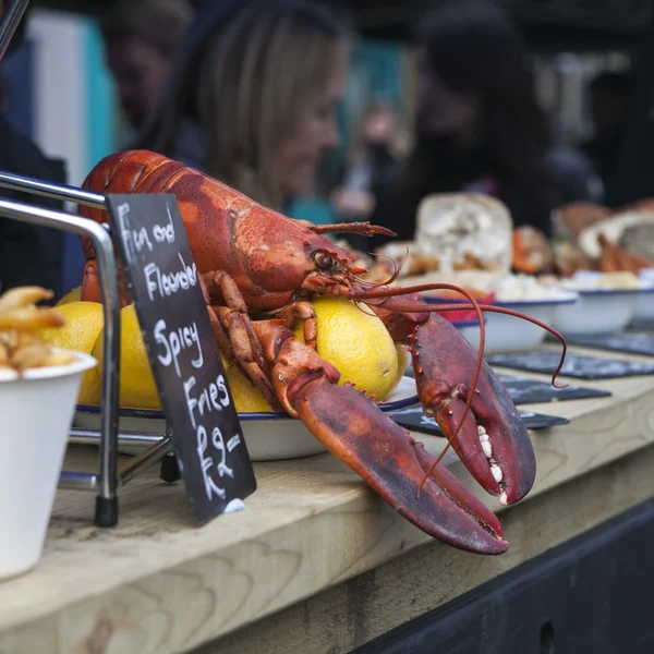 Steamed giant crabs in crab market in Borough market in London — Stock Photo, Image