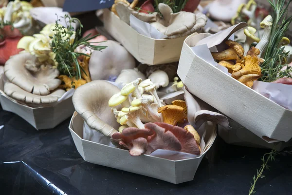 Fresh chanterelles and Cauliflower mushroom. Borough london, bor — Stock Image Fresh chanterelles and Cauliflower mushroom. Borough london, bor Stock Image