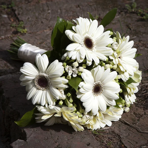 Mazzo di fiori da sposa con fiori di gerbera bianchi, crisantemo — Foto Stock