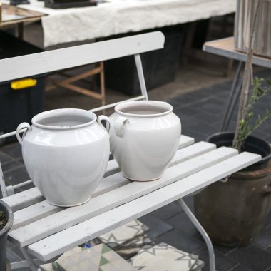 bankta iki beyaz seramik kaplar