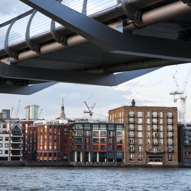  Millennium köprüyü geçtikten insanlar Londo şehir bağlama