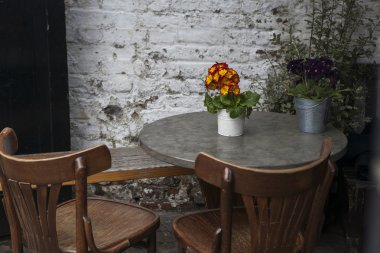 Yuvarlak masa ve iki sandalye