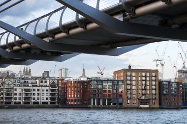  Millennium köprüyü geçtikten insanlar Londo şehir bağlama