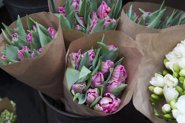 Boeketten van blauwe tulpen in Kraft papier in papier perceel — Stockfoto