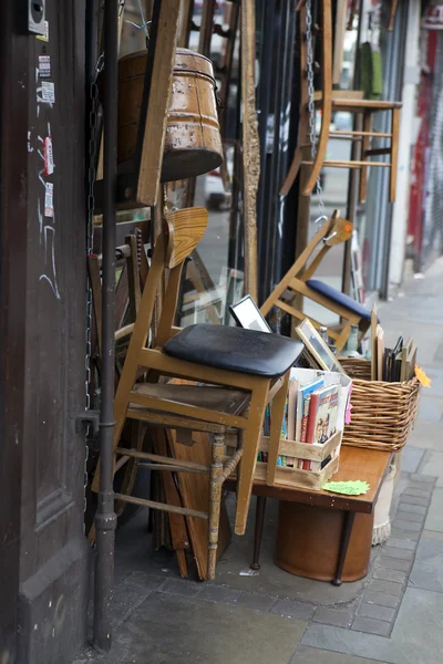 Antikvitetsstol på en bod i Brick Lane, Whitechapel . - Stock-foto