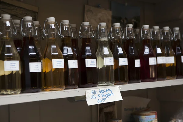 Vista del shopboard con botellas de aceite de oliva virgen puring —  Fotos de Stock