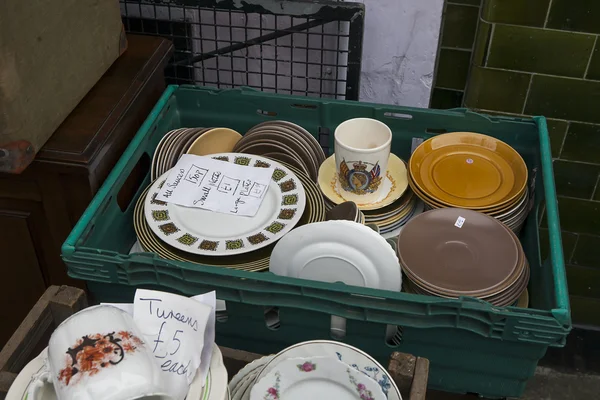 Посуда на блошином рынке — стоковое фото