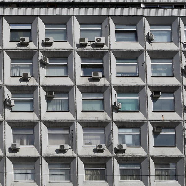 Фрагмент уродливого фасада старого кондиционера в Москве — стоковое фото