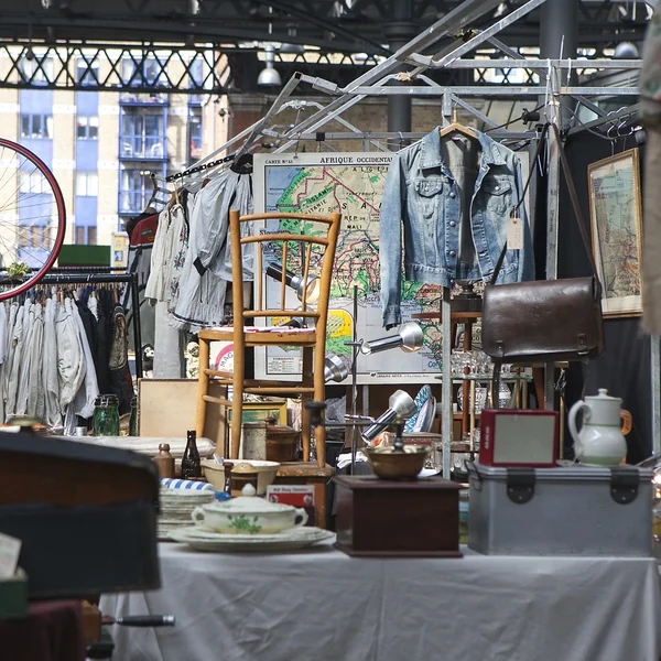 As pessoas fazem compras no Old Spitalfields Market, em Londres. Existe um mercado — Fotografia de Stock