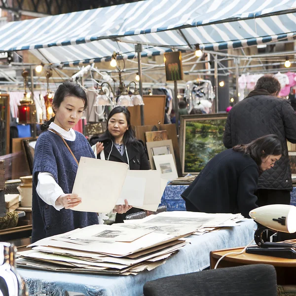 Les clients regardant des antiquités dans un stand à Brick Lane, Whitech — Photo