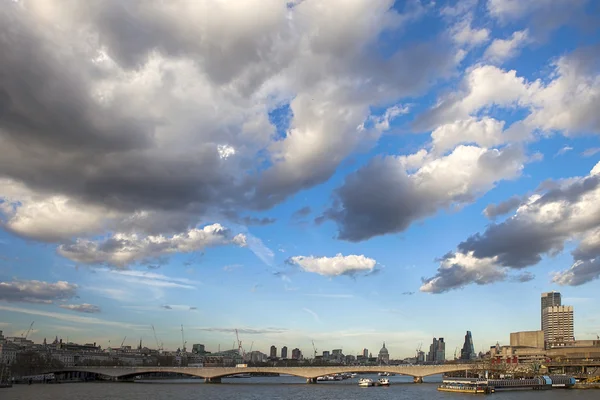 Südufer, schwarze Mönchsbrücke und etwas Skyline am 10. Juli 20 — Stockfoto