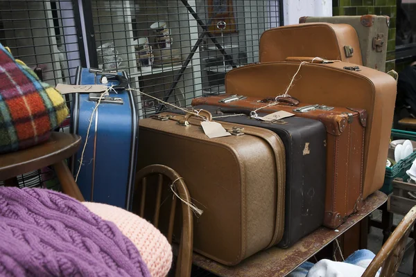 Koffers in de buurt van vintage winkel op Portobello Market, in het district Notting Hill, — Stockfoto