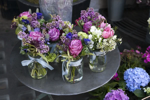 Pequeños ramos de lilas, jacintos, anémonas, rosas y peonías —  Fotos de Stock