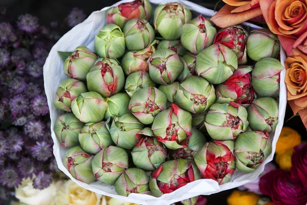 Bellissimo bouquet di bocciolo di tulipani rossi in carta — Foto Stock