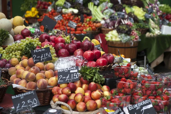 Fruits and vegetables at a farmers market — Stock Photo, Image