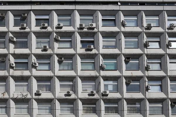 Фрагмент уродливого фасада старого кондиционера в Москве — стоковое фото