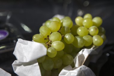 Kağıt torba içinde yeşil üzüm