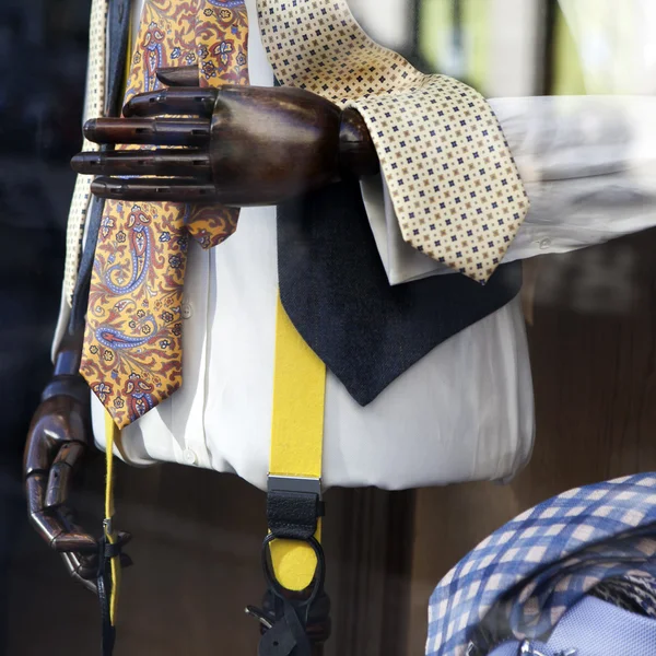 Houten mannequin in een winkel met kleurrijke stropdassen. Koffer met — Stockfoto