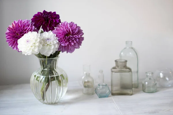 Bouquet Purple White Autumn Dahlias Vase White Background Copy Space — Stock Photo, Image