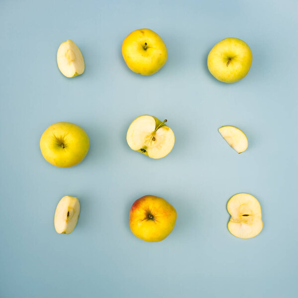Креативный макет из зеленого яблока на синем фоне. Плоский лежал. Концепция питания. изображений. Принято. Пространство для текста. Каркас