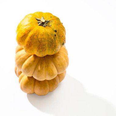 Beyaz arka planda izole edilmiş turuncu balkabağı Cadılar Bayramı. Düz yerde, üst tarafta. Sonbahar asgari kavramı.