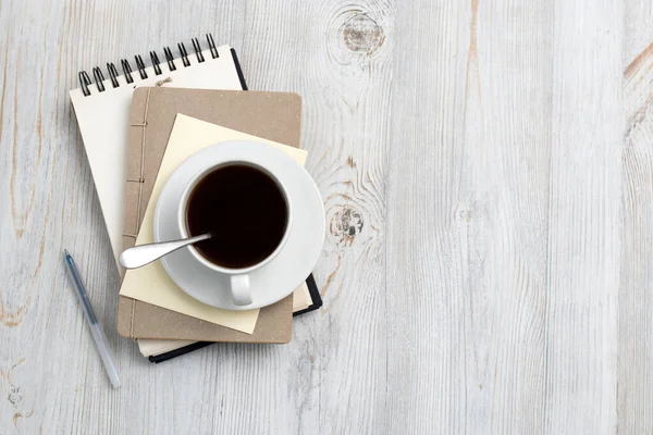 Skrivbord Kontor Med Tom Anteckningsblock Kaffekopp Och Penna Träbord Platt — Stockfoto