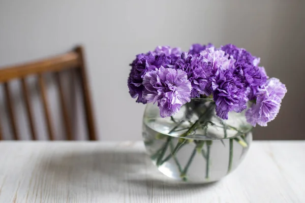 Bouquet Mariée Oeillets Lilas Dans Vase Rond Verre Comme Décoration — Photo